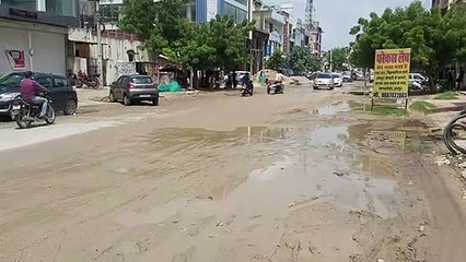 मिट्टी से भर रहे डामर की सड़कों के गड्ढे, आना-जाना दुश्वार