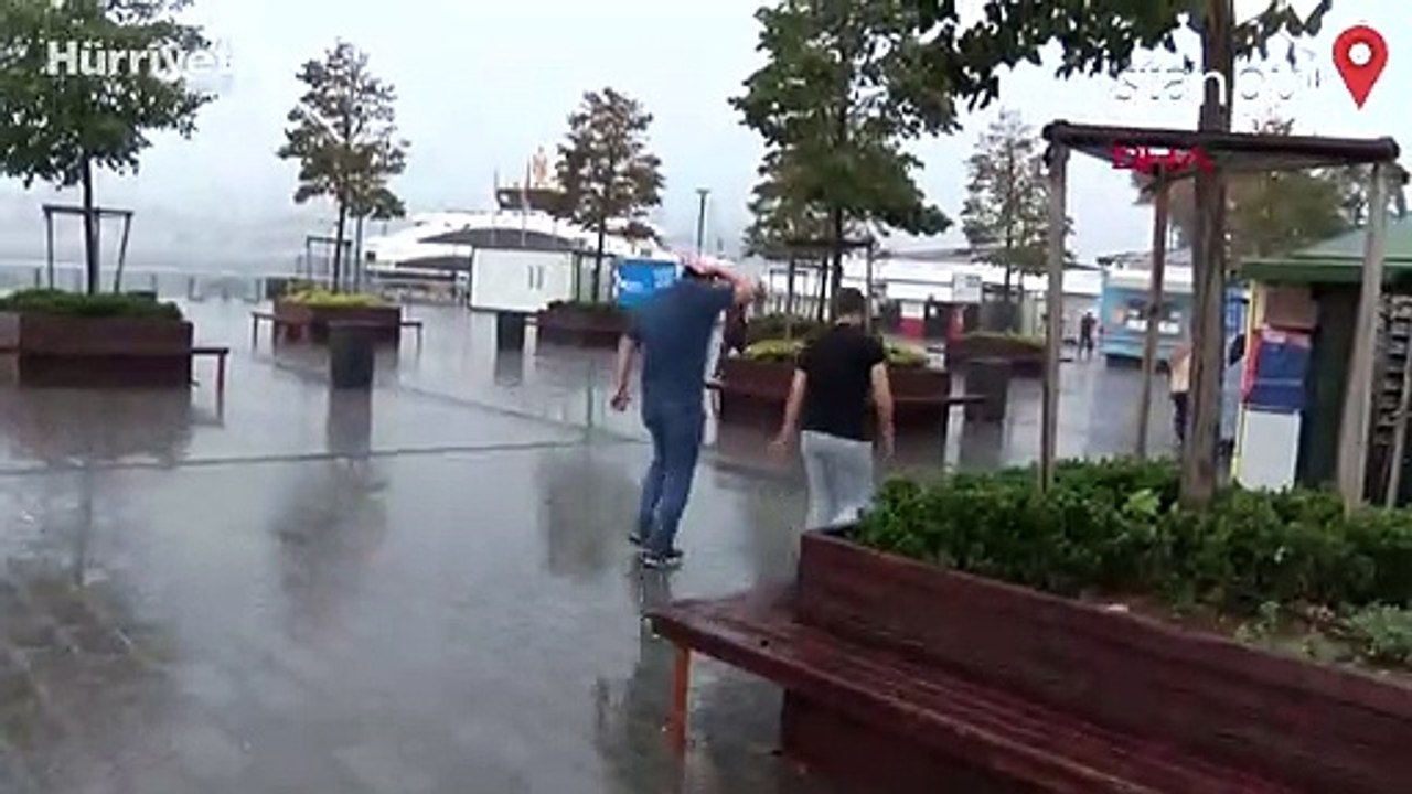Üsküdar'da yağmura hazırlıksız yakalananlar zor anlar yaşadı