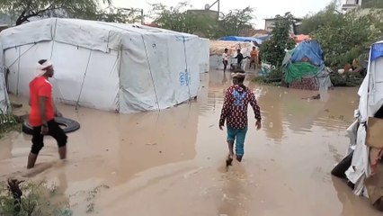 السيول تخلف أوضاعا مأساوية في مخيمات النازحين باليمن