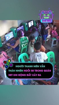 Người thanh niên vẫn thản nhiên ngồi im trong quán net khi động đất xảy ra