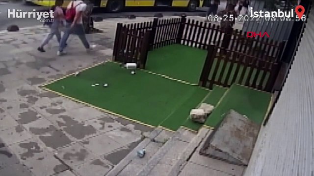 İETT otübüsü geçerken rögar çöktü
