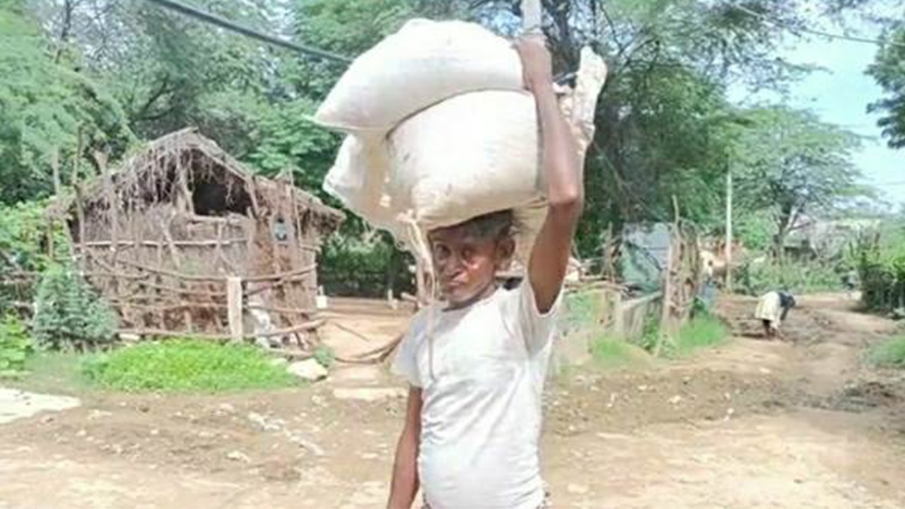 हर साल घर छोड़ कर बीहड़ में चले जाते हैं इस गांव...
