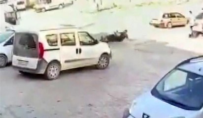 20 yaşındaki motosiklet sürücüsünün tırın altında kaldığı kazanın kamera görüntüleri ortaya çıktı
