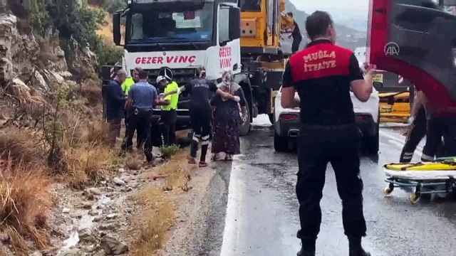 Kaza yapan İbrahim Tatlıses araçta sıkıştı