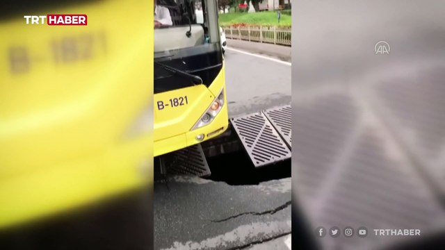 İETT otobüsünün geçişi sırasında yol çöktü: Otobüs kanalizasyona düşecekti
