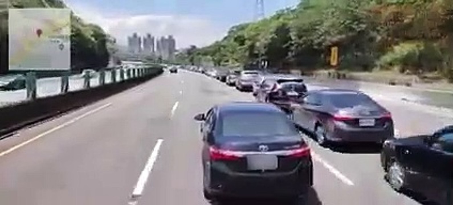 三寶車高速公路「緩速找縫鑽」 他長鳴喇叭怒：排隊的是傻瓜？