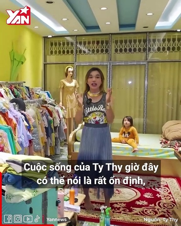 Ty Thy khóc nức nở khi qua Campuchia: Phát quà từ thiện tại nơi mình từng nghèo khó