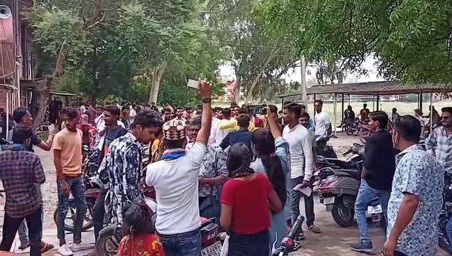 प्रत्याशी व समर्थक जुटे प्रचार अभियान में, विद्यार्थियों की भीड़ परिचय पत्र प्राप्त करने में जुटी
