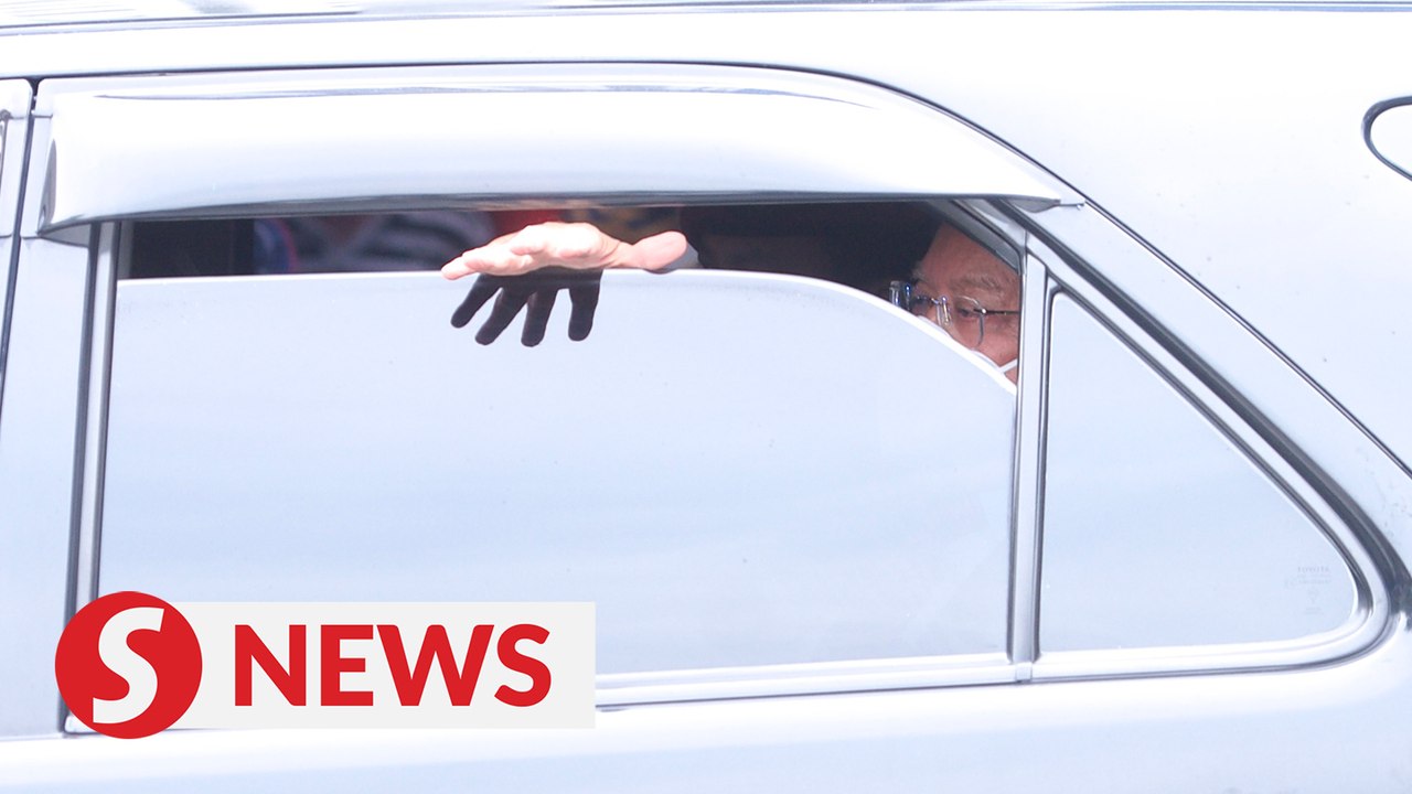 Najib waves to supporters after 1MDB trial adjourns for the day