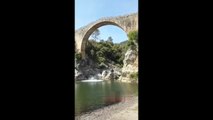 Un touriste français saute d'un pont et se fracture le fémur en Espagne