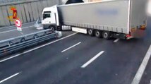 Genova - Folle inversione a U di un Tir e di un'auto: conducenti bloccati e multati (25.08.22)