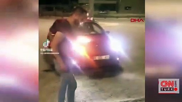 Kapanın üzerine paspas koyup geçti