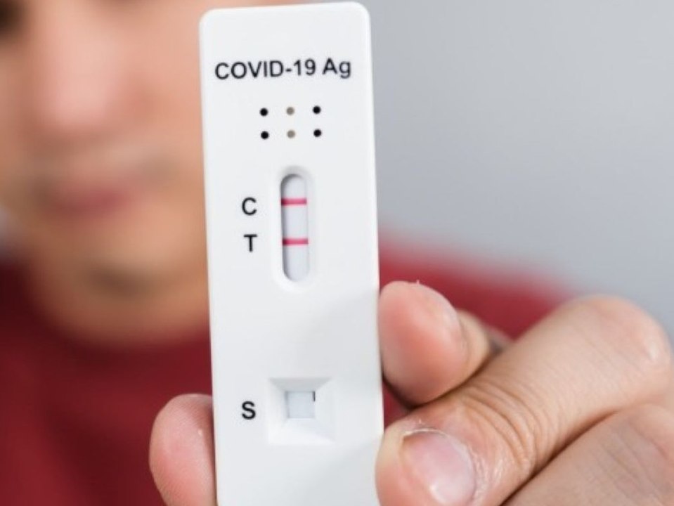 Nach Spanien-Urlaub: Mann mit Covid-19, Affenpocken und HIV infiziert