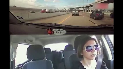 Une fille gère parfaitement pendant un accident avec une voiture