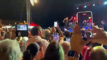 Lipari, piazza gremita di giovani per il concerto di Alberto Urso