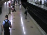 Un agente de la Policía Nacional salva a un hombre de ser arrollado por un tren en Madrid