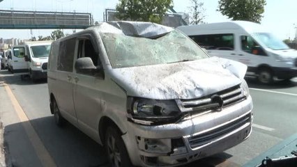 Minibüsün otobüs durağına çarptığı kazada 3 kişi yaralandı