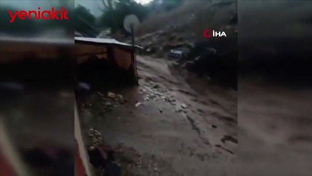 Ölümle burun buruna! Sele kapılan genç son anda böyle kurtarıldı