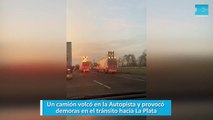 Un camión volcó en la Autopista y provocó demoras en el tránsito hacia La Plata