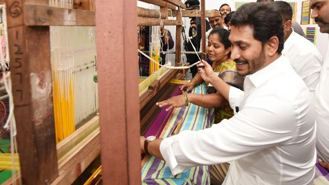పదవులన్ని వారికే.. ఇప్పటి అభివృద్ధి చూడండి అంతే... *Politics | Telugu OneIndia