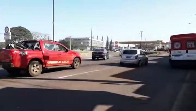 Óleo derramado sobre pista causa queda de motociclistas no Bairro Universitário