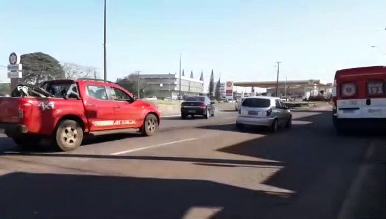Óleo derramado sobre pista causa queda de motociclistas no Bairro Universitário