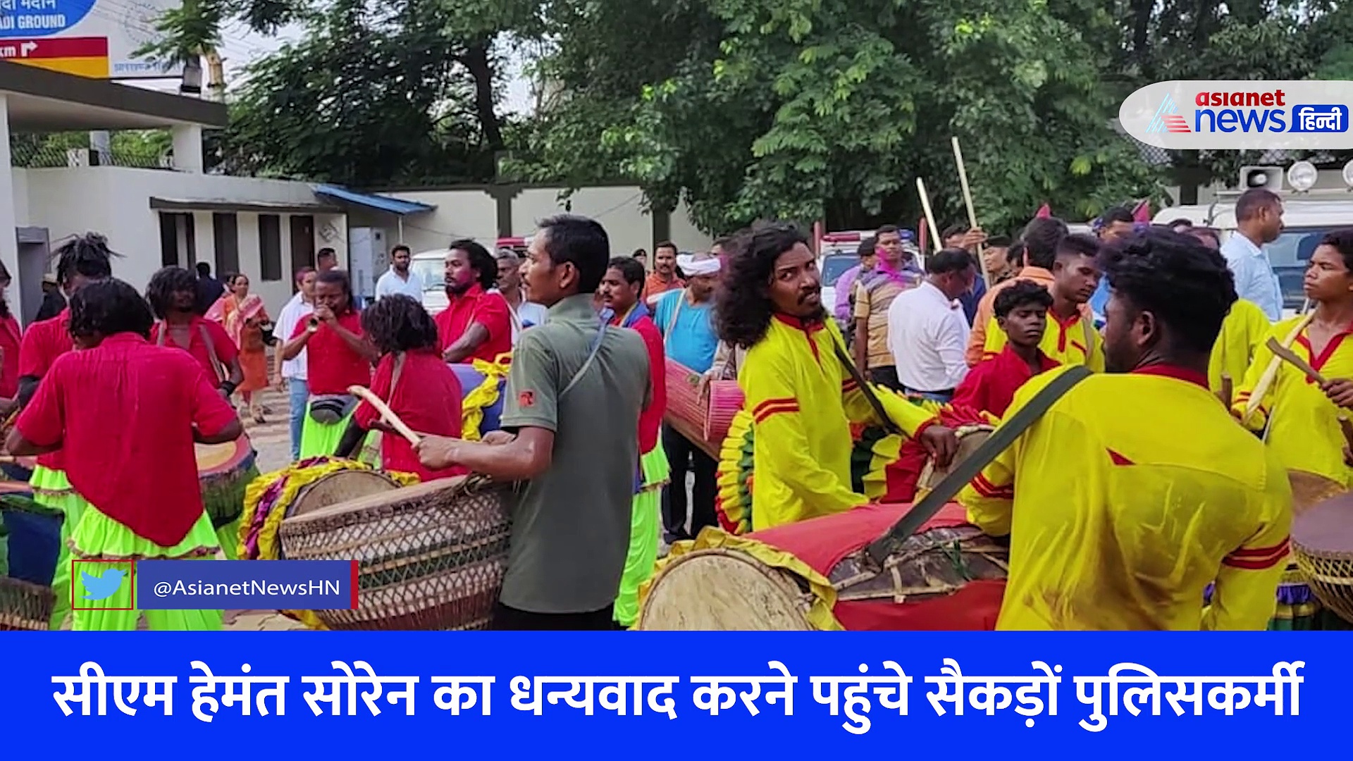 झारखंड की राजनीति में उथल-पुथल के बीच बजे ढोल, हाथ जोड़ बाहर निकले सीएम हेमंत सोरेन... देखें Video 