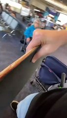 Il ne veut pas payer un supplément bagage pour son skate trop long