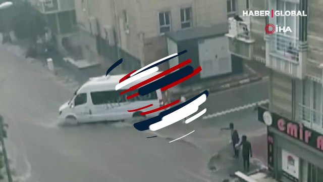 Esenyurt'ta sele kapılan köpek böyle kurtarıldı