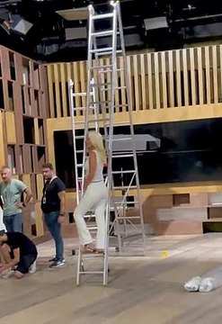 Ελένη Μενεγάκη: Ντυμένη στα λευκά επιβλέπει τις εργασίες στο πλατό- Αυτές είναι οι αλλαγές!