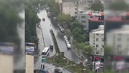 Kavşağı dönmemek için ters yöne giren araçlar kazaya davetiye çıkardı