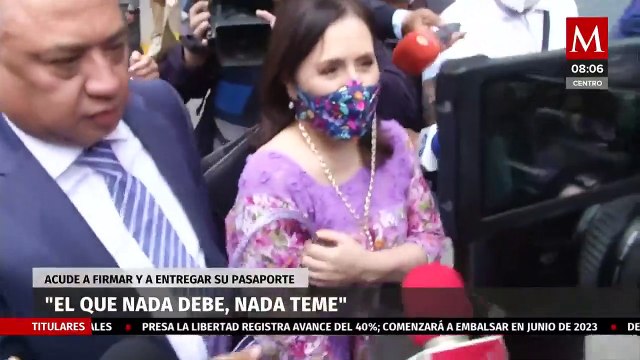 Aquí estoy cumpliendo: Rosario Robles firma y entrega su pasaporte en FGR