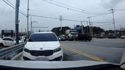 중앙선 침범한 승합차, 레미콘과 충돌...1명 숨져 / YTN