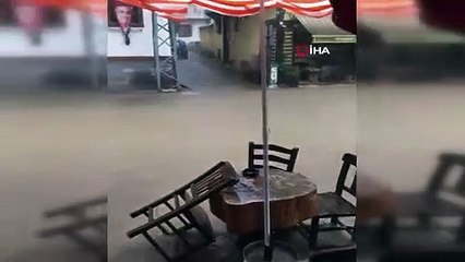 Bursa’da şiddetli yağmurda tarihi mahalleyi sel bastı