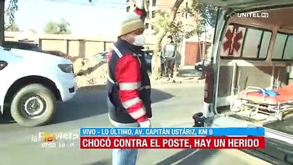 Hombre choca su vehículo contra un poste por intentar esquivar a un perro
