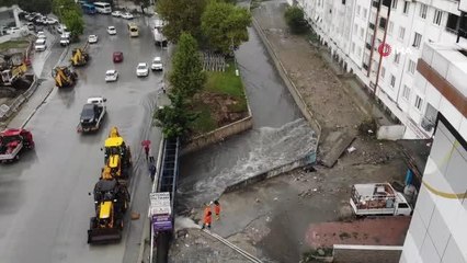 Esenyurt'ta derenin taşmasıyla boşaltılan evleri su bastı