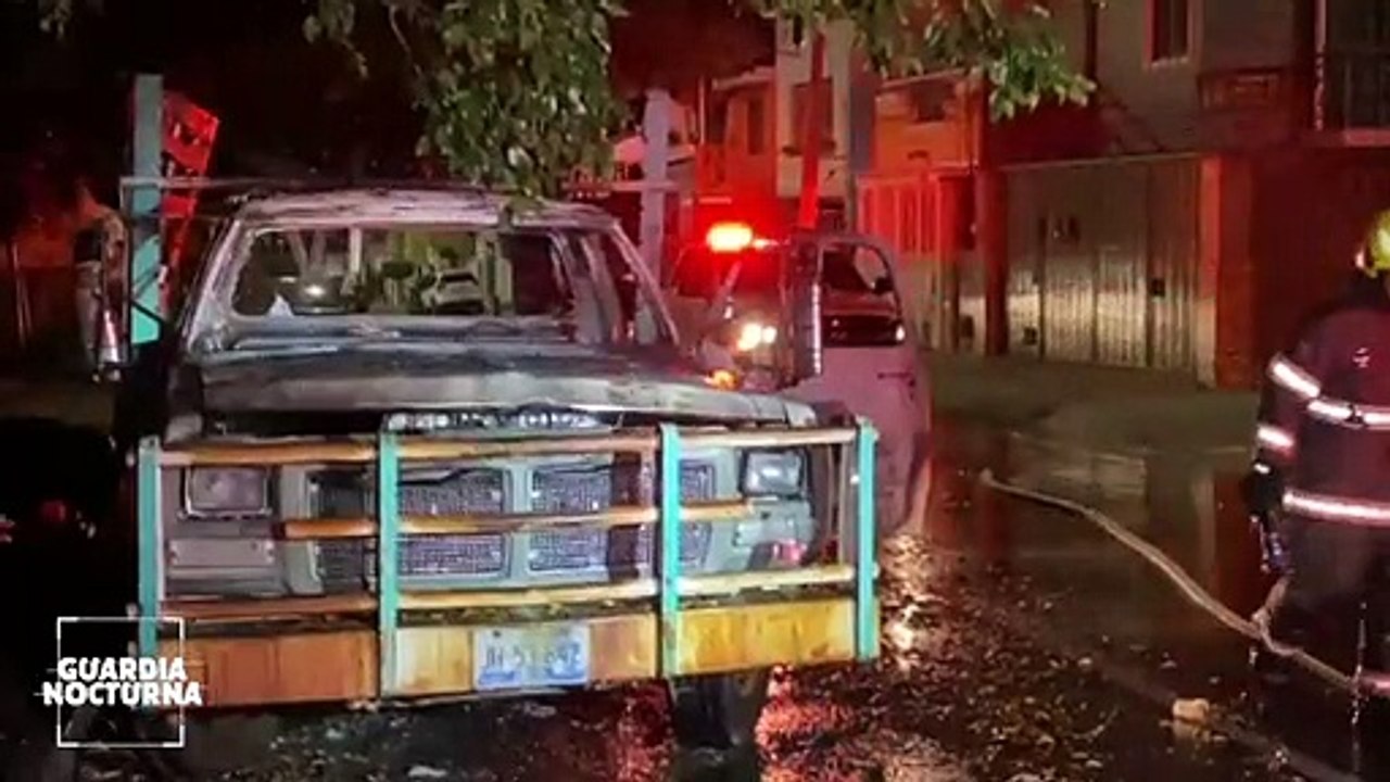 En un acto de vandalismo, una camioneta fue incendiada en la colonia  Parques del Auditorio