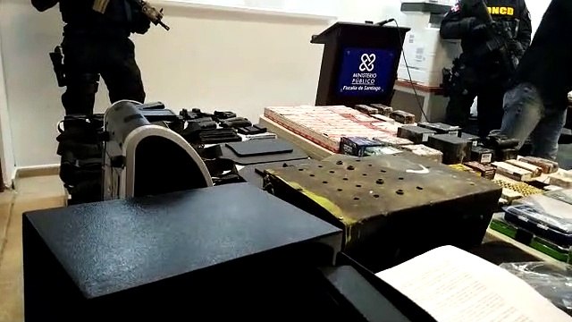 Incautan 6 fusiles, 2 pistolas y $4.0 MM en Santiago