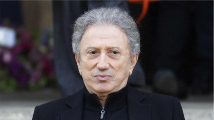 GALA VIDÉO - Michel Drucker débarque sur France 3 : va-t-il conserver son célèbre canapé rouge ?