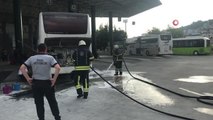 Şehirler arası otobüsün motor kısmında çıkan dumanlar paniğe sebep oldu