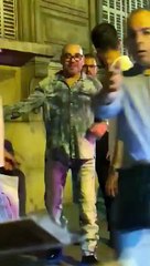 El rey de Marruecos Mohamed VI se tambalea supuestamente borracho por las calles de París