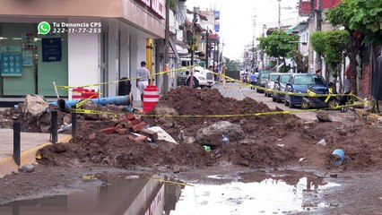 Tải video: Aguas negras escurren por la calle Josefa Ortiz hacia el río Pitillal | CPS Noticias Puerto Vallarta