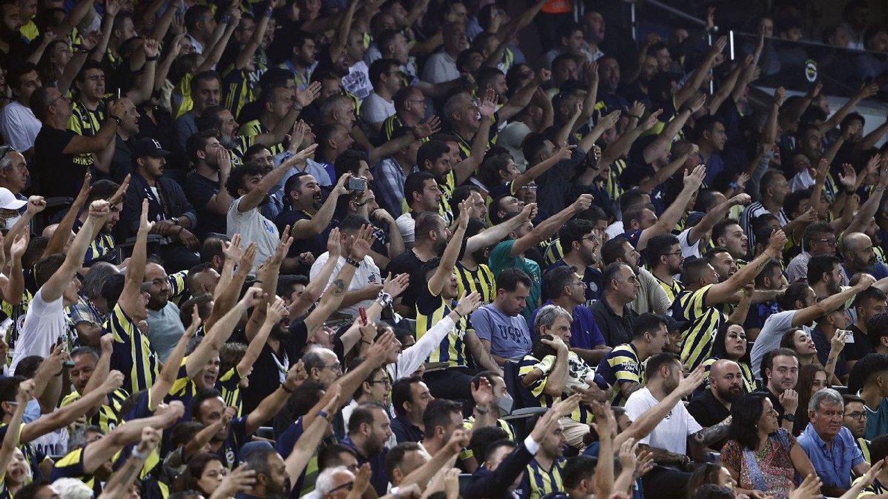 Fenerbahçe taraftarı golü Gülşen şarkısıyla kutladı: Bir odaya bir ömür hapset hadi, becerebilirsen zapt et hadi...