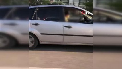 Başkentte şaşkına çeviren baba kamerada: Çocuğu otomobili sürdü, kendisi arkada telefonla konuştu
