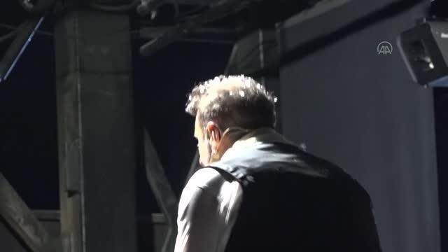 Kamyon üzerinde oynanan tiyatro oyunu çocuk izleyicilerin ilgisini çekti