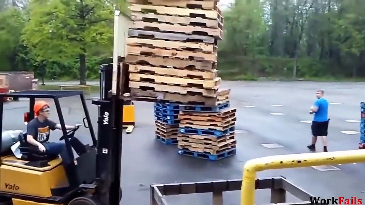 TOTAL IDIOTS AT WORK 2022