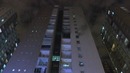 Bursa haber... BURSA'DA 23 KATLI BİNADAKİ YANGINDA, EVLERİNİ TAHLİYE ETMEYEREK GÖRÜNTÜ ÇEKTİLER