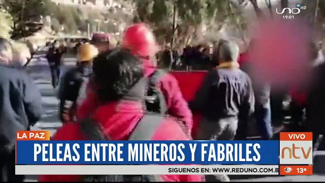 Cooperativistas mineros y fabriles intercambiaron golpes por encabezar la marcha.