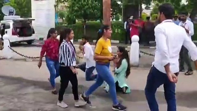 ... और वो उन्हें देखकर हाथ जोड़कर जमीन पर दण्डवत हो गया