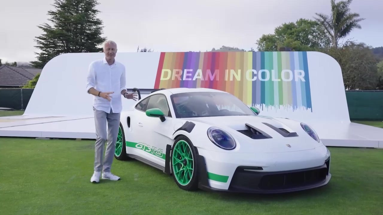 Andreas Preuninger und Kjell Gruner präsentieren die Displayeinheit Porsche GT3 RS